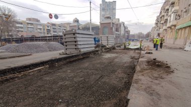 Ezilmiş taş için zemin hazırlıyorum. Zaman ayarlı bir yol yapımı buldozer işi. Destek faaliyetleri ve inşaat halindeki yol. Tramvay raylarının yeniden inşası