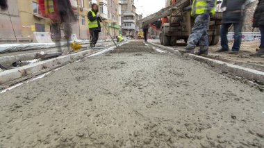 Beton karıştırıcı hızlandırıcı hiperhızlandırıcıyla yolu açmak için çelik takviyesi yaptıktan sonra hazır beton döküp düzleştiriyorlar. Tramvay raylarının yeniden inşası