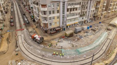 Beton dökme ve yol bakım şantiyesini kapatma birçok işçi ve mikser zaman ayarlı. Tramvay raylarının yeniden inşası