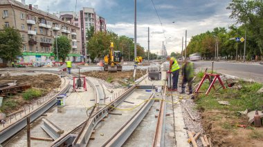 İşçiler, zaman akışının yeniden inşası sırasında beton plakalara monte etmek ve yeni tramvay rayları kurmak için delikler açtılar. Tramvay raylarının modernizasyonu