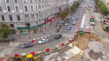 Buldozer hareket eder ve toprak ve molozları zaman geçidine yayar. Havadan görünüşlü. Tramvay raylarının yeniden inşası için buldozer çalıştırın. Yol yapım aşamasında.