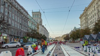 Tramvay rayları yoldaki beton plakalara entegre olma aşamasında. Titreşim ve gürültüyü azaltmak için sıvı reçineyle doldurulmuş. Şehir merkezindeki tramvay raylarının yeniden inşası.