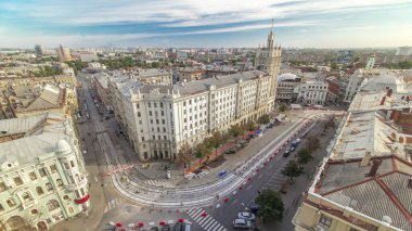 Ukrayna 'nın Kharkiv kentindeki tarihi binaların zaman çizelgesine sahip Anayasa Meydanı. Evin yakınındaki bir yol inşaatına tren rayları döşenmiş. Çatıdan görüntüle
