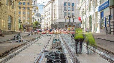 İşçiler tramvaylar için modern demiryolu raylarının inşaatından sonra tren hattının temizliğini yapıyorlar. Tramvay raylarının yeniden inşası