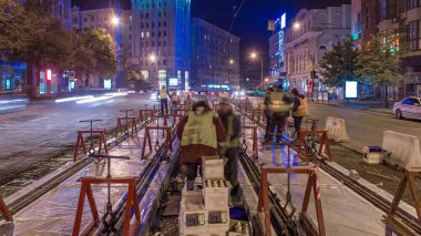 Tramvay rayları gece beton plakalara entegrasyon aşamasındaydı. Titreşim ve gürültüyü azaltmak için sıvı reçineyle doldurulmuş. Tramvay raylarının yeniden inşası