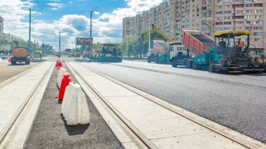 Asfalt Finişer, silindir ve kamyon yolda site timelapse asfaltlama sırasında onarın. Tramvay görünümünü yeniden yapılanma izler. Yol yapımı için makineler. İnşaat işçileri yol tamir.