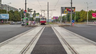 Yakın zamanda tamamlanmış yeni bir asfalt yolu ile görüntüle. Şehir caddesinde yeni yeniden inşa edilmiş tramvay rayları ve tramvaylar üzerinde ilerliyor.