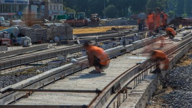 Sokakta kazıcılar varken yol onarımı işe yarıyor. Şehir sokaklarına yeni tramvay rayları ve beton bloklar döşemek. Tramvaylar için yeni modern tren rayları monte edildi. Tramvay raylarının yeniden inşası