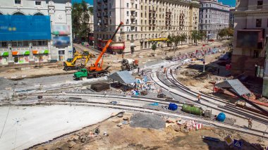 Beton, yol kesişme alanında üniformalı ve mikser makineli işçilerle çalışıyor. Tramvay raylarının yeniden inşası