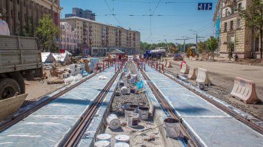 Kurulumlarının son aşamasında tramvay rayları ve yol zamanı koruyucu tabakayla kaplı beton plakalara entegrasyon. Tramvay raylarının yeniden inşası.