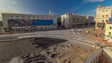 Yol inşaatı ve tamirat süresince işlemin durdurulması zaman aşımı. Destek faaliyetleri ve endüstriyel makineler. Tramvay raylarının yeniden inşası. Yukarıdan hava üstü görünümü