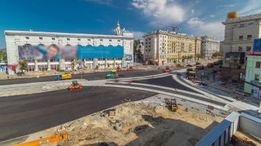Yol yapımı ve onarımında asfalt kaldırım makineleri ve bahşiş veren işçiler havadan zaman ayarlı işler yapıyorlar. Tramvay raylarının panoramik görüntüsü. Yol yapım ekipmanları