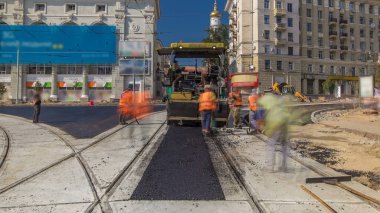 Yol yapımı ve tamirat sırasında asfalt kaldırım makineleri ve bahşiş veren işçiler. Tramvay raylarında asfaltlama sırasında paten ve kamyon tamir sahasında.
