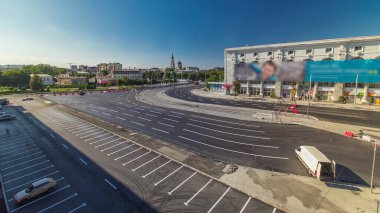 Panoramik zaman aşımını durdurduktan sonra yol onarım alanında yol işaretleri var. Tramvay raylarının havadan görünüşü. Yol yapım ekipmanları. Yol onarımı yapan inşaat işçileri.