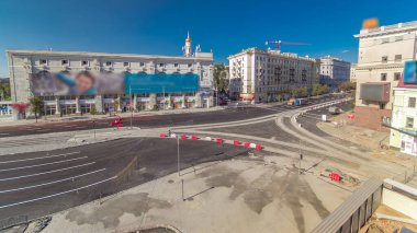 Panoramik asfaltlamayı durdurduktan sonra yol onarım alanında yol işaretleri var. Tramvay raylarının havadan görünüşü. Yol yapım ekipmanları kavşakta. Yol onarımı yapan inşaat işçileri.