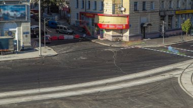Yol yol onarım ücreti timelapse asfaltlama sonra çizgi. Tramvay hava üstten görünüm yeniden yapılanma izler. Yol yapımı için makineler. İnşaat işçileri yol tamir.