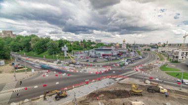 Büyük bir şehir kavşağının havadan görünüşü ile yol inşaatı alanındaki kentsel işler zaman ayarlı. Birçok endüstriyel ekipman vinç ve kazıcı ile tramvay raylarının yeniden inşasında. Kavşakta trafik vardı.