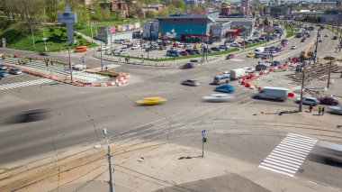 Sokakta panoramik panoramik zaman diliminde tamirat işe yarıyor. Şehir caddesinde yeni tramvay rayları döşemek. Yeniden inşa sırasında tramvaylar için modern sessiz tren raylarının montajı. Kavşakta trafik