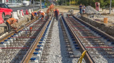 Sokak saatlerinde tamirat işe yarar. Birçok işçi bir şehir caddesinde yeni tramvay rayları döşedi. Yeniden inşa sırasında tramvaylar için modern sessiz tren raylarının montajı
