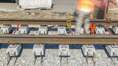 Şehir caddesinde yeni tramvay rayları döşemek. Sokak saatlerinde tamirat işe yarar. Yeniden inşa sırasında tramvaylar için modern sessiz tren raylarının montajı