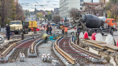 Beton karıştırıcı zaman ayarıyla yolu açmak için çelik takviyesi yaptıktan sonra hazır beton dökülüyor. Şehir kavşağındaki tramvay raylarının yeniden inşası