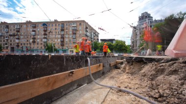 Tramvay rayları onarılan ve bakım süreleri yüksek olan yol inşaatı. Kavşağın orta kısmında beton tabakası var. Yeni toplu taşıma için demiryolu raylarının değiştirilmesi