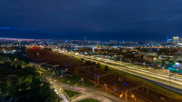 Moskova zaman çizelgesi, üçüncü taşıma halkasının gece hava görüntüsü ve Moskova 'nın merkezindeki halkalar, trafik ışıkları, araba ışıkları, çatıdan gelen trenli demiryolu panoraması..
