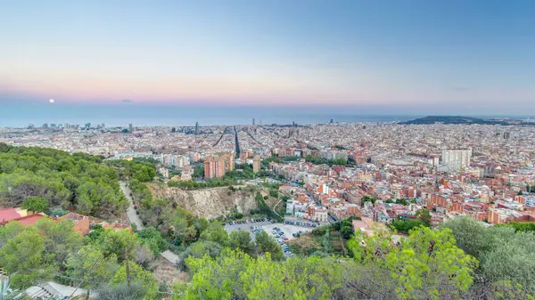 Barcelona 'nın ufuk çizgisi günden geceye geçiş zamanı, Akdeniz, Agbar Kulesi ve Carmel Bunkers' ın ikiz kuleleri. Katalonya, İspanya. Bunkers Carmel 'den görüntü