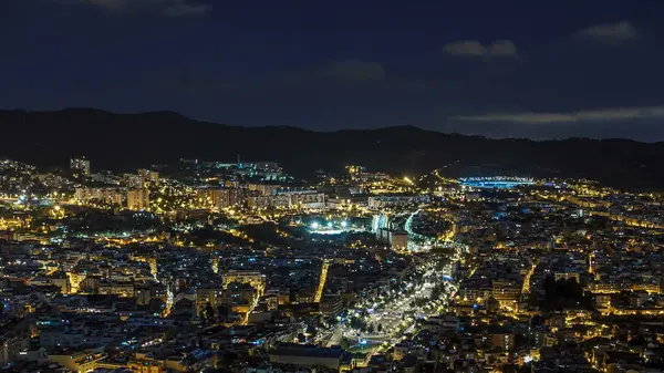Barcelona 'daki gece manzarası, Square Statute ve Bunkers Carmel trafiği. Katalonya, İspanya