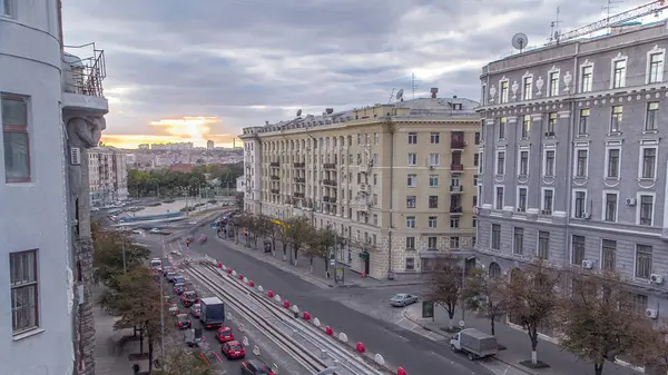 Tramvay rayları kurulum aşamasında ve gün batımında yol üzerindeki beton plakalara entegre oluyor. Tramvay raylarının yeniden inşası