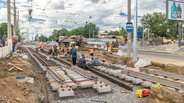 Vinç ve kazıcının zaman ayarlı tamiratı işe yarıyor. Şehir caddesinde yeni tramvay rayları döşemek. Yeniden inşa sırasında tramvaylar için modern sessiz tren raylarının montajı