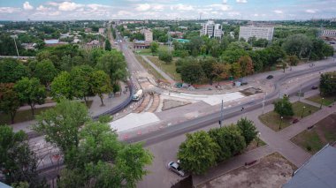 Tramvay rayları onarılan ve panoramik panoramik zaman ayarlı yol inşaatı. Beton, kavşağın ortasında mikserle çalışıyor. Taze betonu kaplıyor.