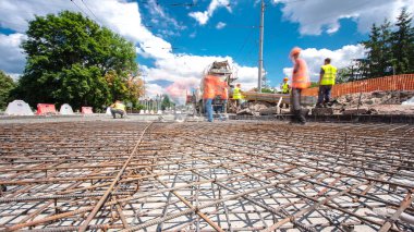 Tramvay rayları onarılan ve bakım süreleri yüksek olan yol inşaatı. Kavşağın ortasındaki karıştırıcı ve metal ızgaralar.