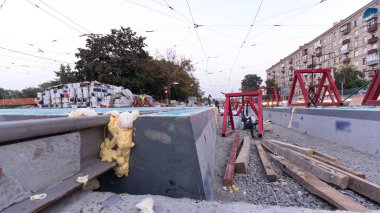 Kurulum aşamasındaki tramvay rayları ve gece gündüz beton plakalara entegrasyon. Titreşim ve gürültüyü azaltmak için sıvı reçineyle doldurulmuş. Yeniden yapılanma süreci