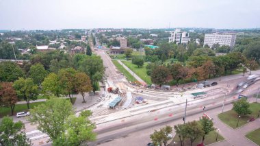Beton kavşağın orta kısmında işe yarar. Tramvay rayları onarılan ve panoramik panoramik zaman ayarlı yol inşaatı. Yeni toplu taşıma için demiryolu raylarının değiştirilmesi
