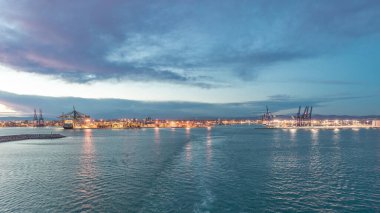 Dalgalı deniz manzarası ve gemiden limana giden açık deniz manzarası. Akşam, gün batımından sonra. Valencia kıyısı, İspanya