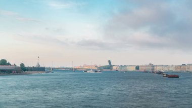 Timelapse, St. Petersburg 'daki Trinity Köprüsü' nün Neva Nehri 'ni kaplayan görüntüsünü yakalıyor. Yukarıdan panoramik görünüm