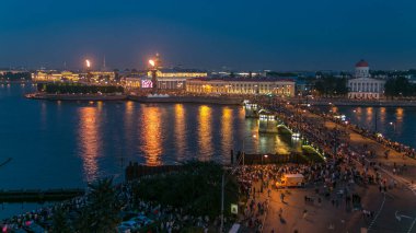 Gece hava görüntüsü: Vasilyevsky Adası Spit, Birzhevoy Köprüsü ve Rostral Sütun Saint Petersburg, Rusya 'da bir çatıdan görüldü. Aydınlatılmış tarihi binalar