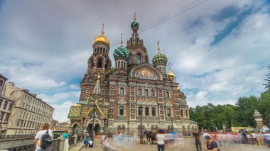 Kurtarıcı Kilisesi 'nin, zaman aşımına uğrayarak dökülen kanla ilgili çarpıcı mimarisi. Merkezi bir St. Petersburg simgesi ve Kurtarıcı II. Alexander 'a özel bir övgü.