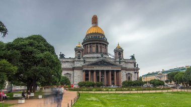 Saint-Petersburg 'daki St. Isaac Katedrali, bulutlu bir gökyüzü ve canlı yeşil bir çimenlikle çerçevelenmiş bu hızlandırılmış hızlandırılmış zaman diliminde canlanıyor. Şehir parkında yürüyüş alanı