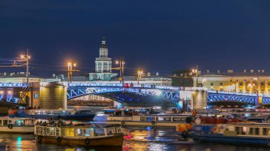 Saray Köprüsü 'nün zamanlamasının yükseltilmesi çok sayıda tekne ve Kunstkamera-Antropoloji ve Etnografi Müzesi arasında gerçekleşti. Neva Nehri 'ne bakan sahne, St. Petersburg' un cazibesini simgeliyor. Rusya