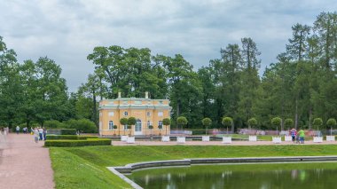 Timelapse, Catherine Park 'ta üst hamam köşkünün yanındaki Ayna Göleti' ni gösteriyor. Tsarskoye Selo Puşkin 'in cazibesini keşfedin, Saint Petersburg, Rusya