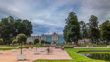 Zaman atlaması, Tsarskoye Selo 'da (Puşkin) yer alan ve Rusya' nın St. Petersburg kentinin 25 km güneydoğusunda bulunan Rococo mücevheri Catherine Palace 'ın ihtişamını yansıtıyor.