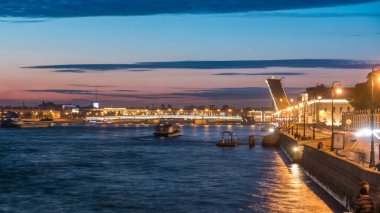 St. Petersburg 'daki beyaz gece fenomeni: Zaman çizelgesi Neva Nehri üzerinde yükselen Liteyny Köprüsü' nü gözler önüne seriyor. Üçlemeci Köprüsü 'nden görüntülendi.