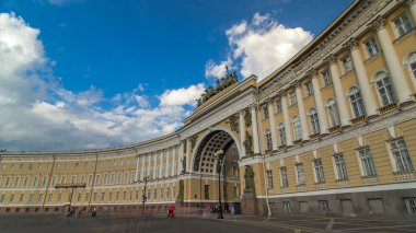 Genelkurmay binası zaman atlaması: Rusya 'nın St. Petersburg kentindeki Palace Square' de tarihi bir dönüm noktası. 1819-1829 yılları arasında inşa edilmiştir.