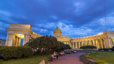 St. Petersburg 'daki Kazan Katedrali' ni (Kazanskiy Kafedralniy Sobor) yazın Beyaz Geceleri sırasında ele geçirdi.