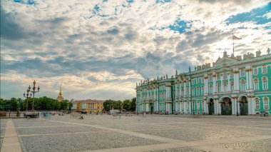 Timelapse, bir zamanlar Rus kralların ikametgahı olan Kış Sarayı 'nı ve şimdi Rusya' nın St. Petersburg kentindeki Palace Square ile birlikte Hermitage Sanat Müzesi 'ni gösteriyor.
