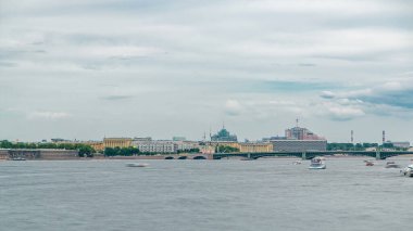Timelapse, St. Petersburg 'daki Trinity Köprüsü' nün Neva Nehri 'ni kaplayan görüntüsünü yakalıyor. Saray köprüsünün yukarıdan panoramik görüntüsü