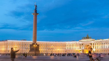 Alexander Sütununun Saray Meydanı 'ndaki Gece Işıklandırması, St. Petersburg. Saint Petersburg 'daki Tarihi Merkezin Büyüleyici Gece Sahnesi' ni mimari ihtişamıyla gözler önüne seriyor.