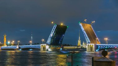 Klasik sembolü, St. Petersburg beyaz geceler - spire Peter ve Paul Fortress arasında - yayılan açık Palace Bridge timelapse romantik bir bakış